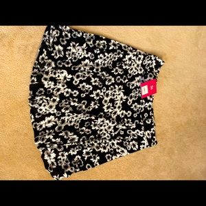 Flowing flower short skirt. Black and white